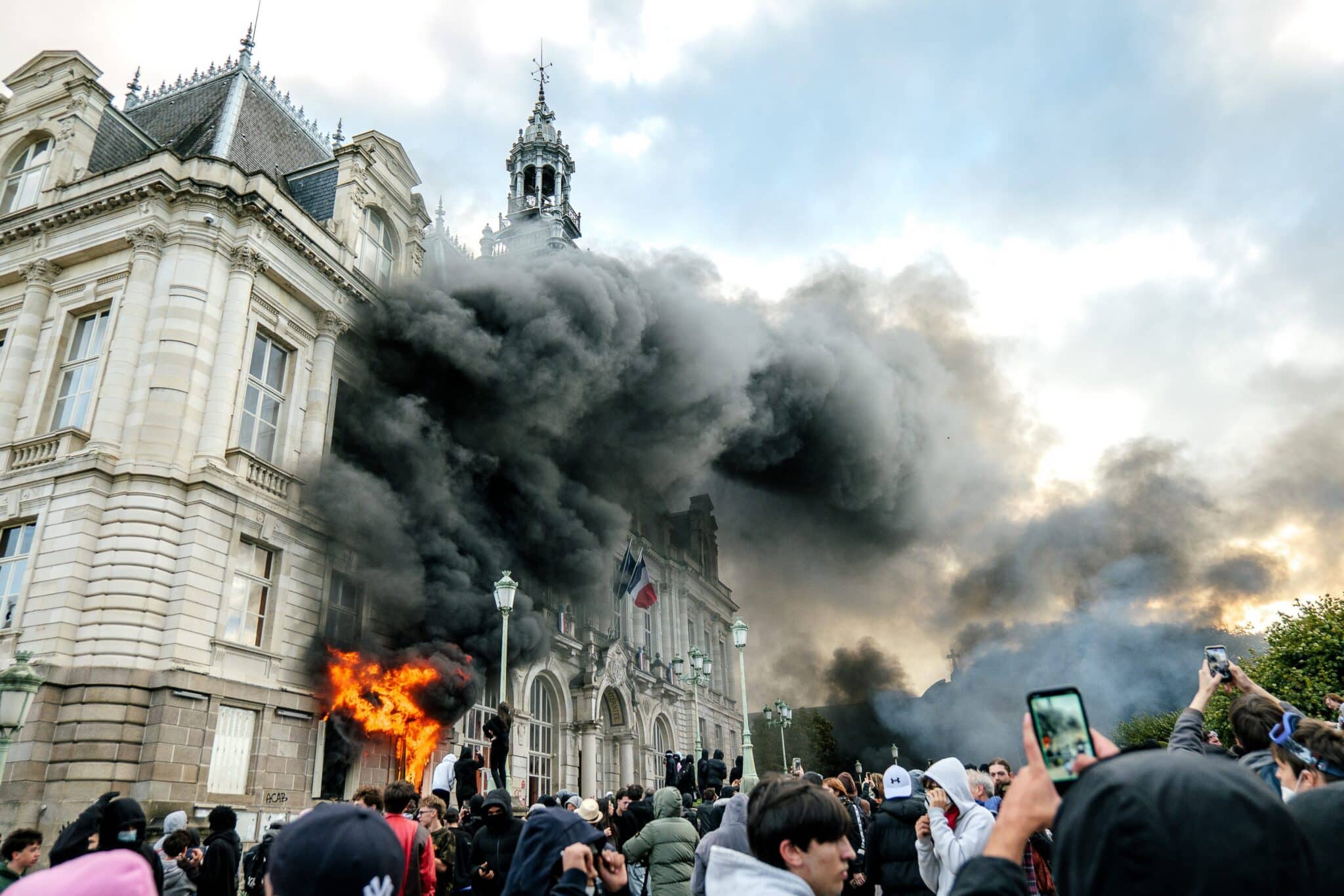 L'hôtel de ville ravagé par un violent incendie après les manifestations du 17 octobre