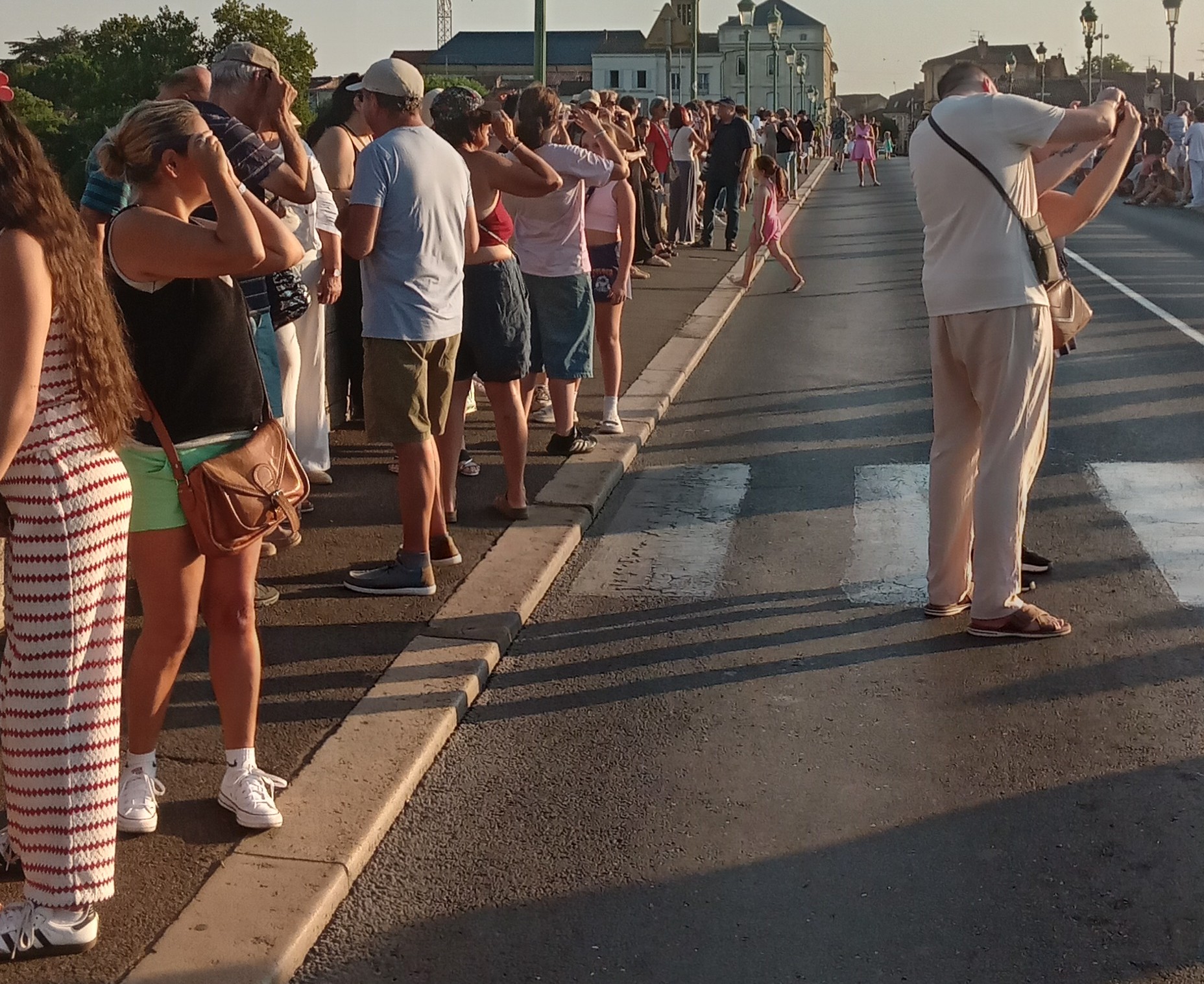 Éclipse solaire : le Vieux Pont de Bergerac noir de monde pour un spectacle exceptionnel